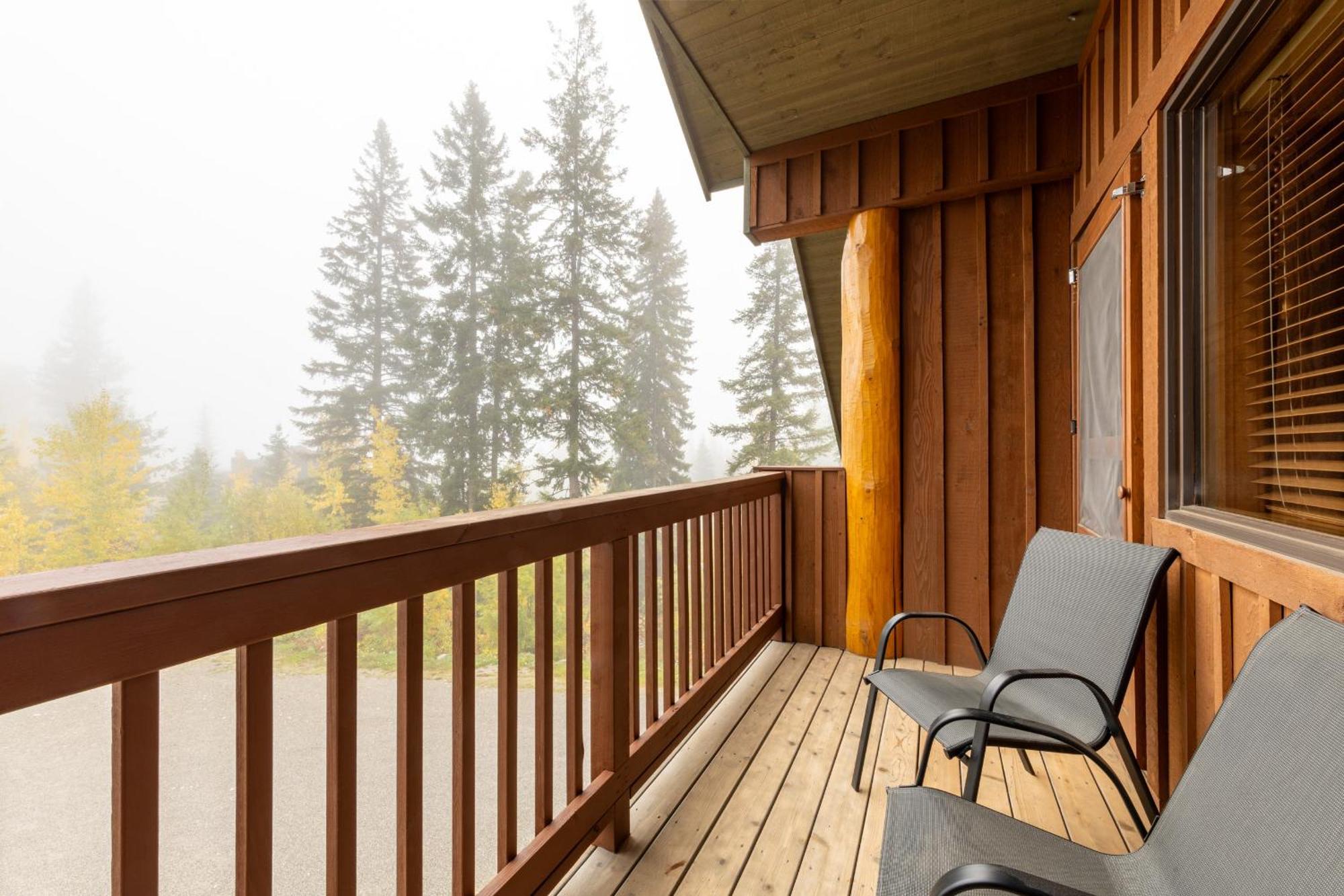 Vagabond Lodge At Kicking Horse Голден Екстер'єр фото