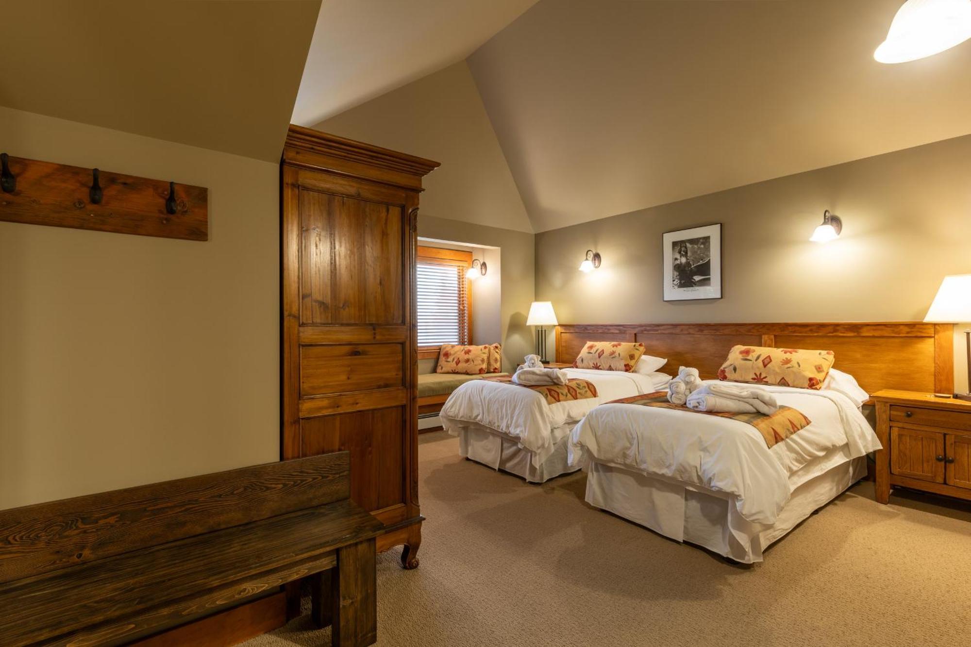 Vagabond Lodge At Kicking Horse Голден Екстер'єр фото