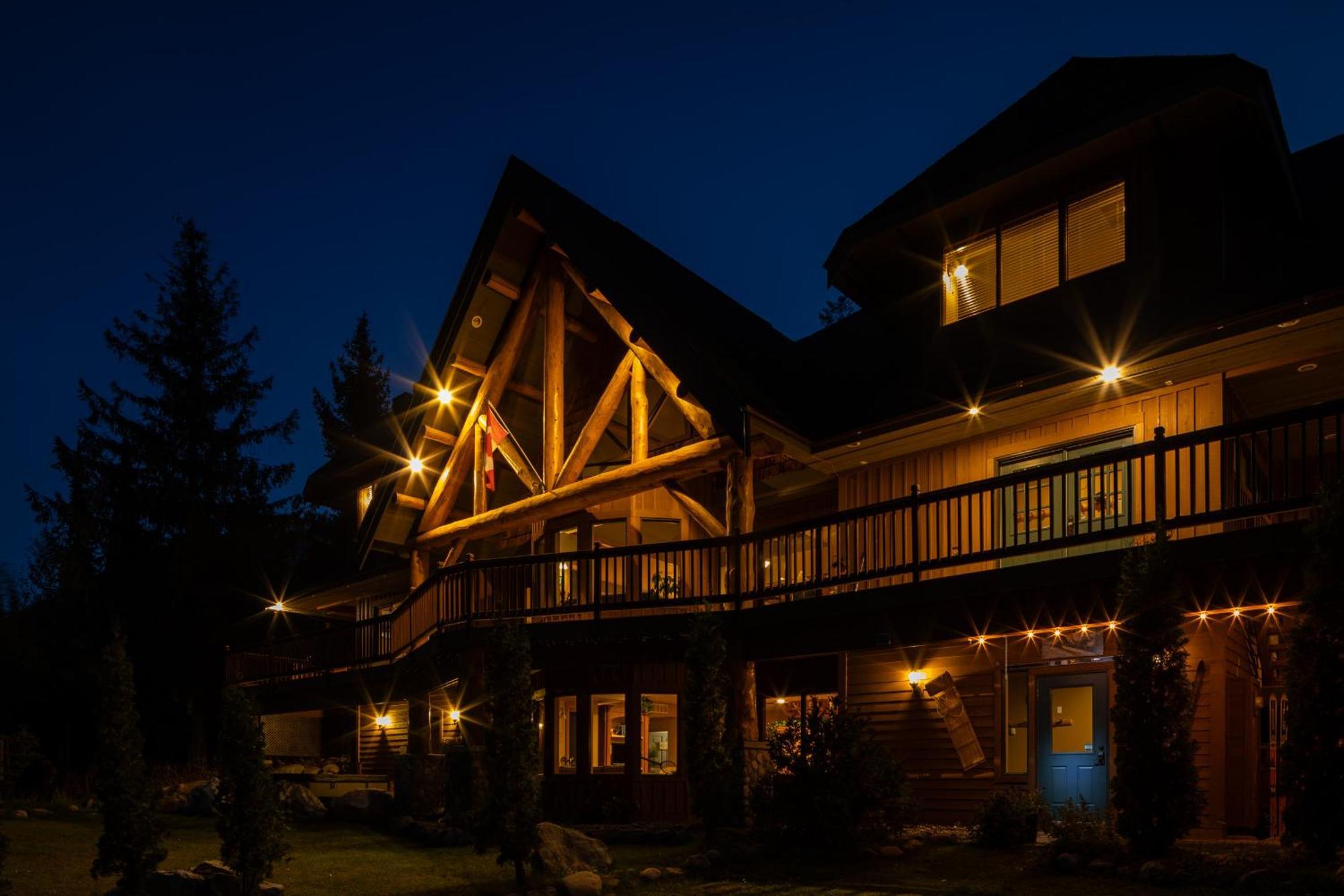 Vagabond Lodge At Kicking Horse Голден Екстер'єр фото