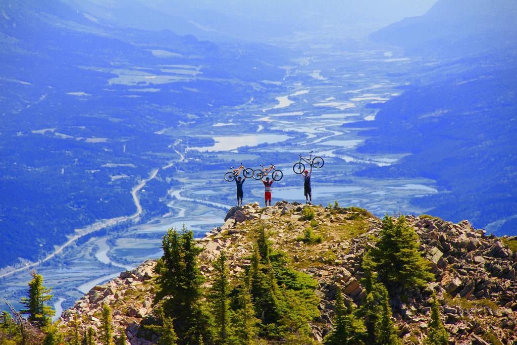 Vagabond Lodge At Kicking Horse Голден Екстер'єр фото