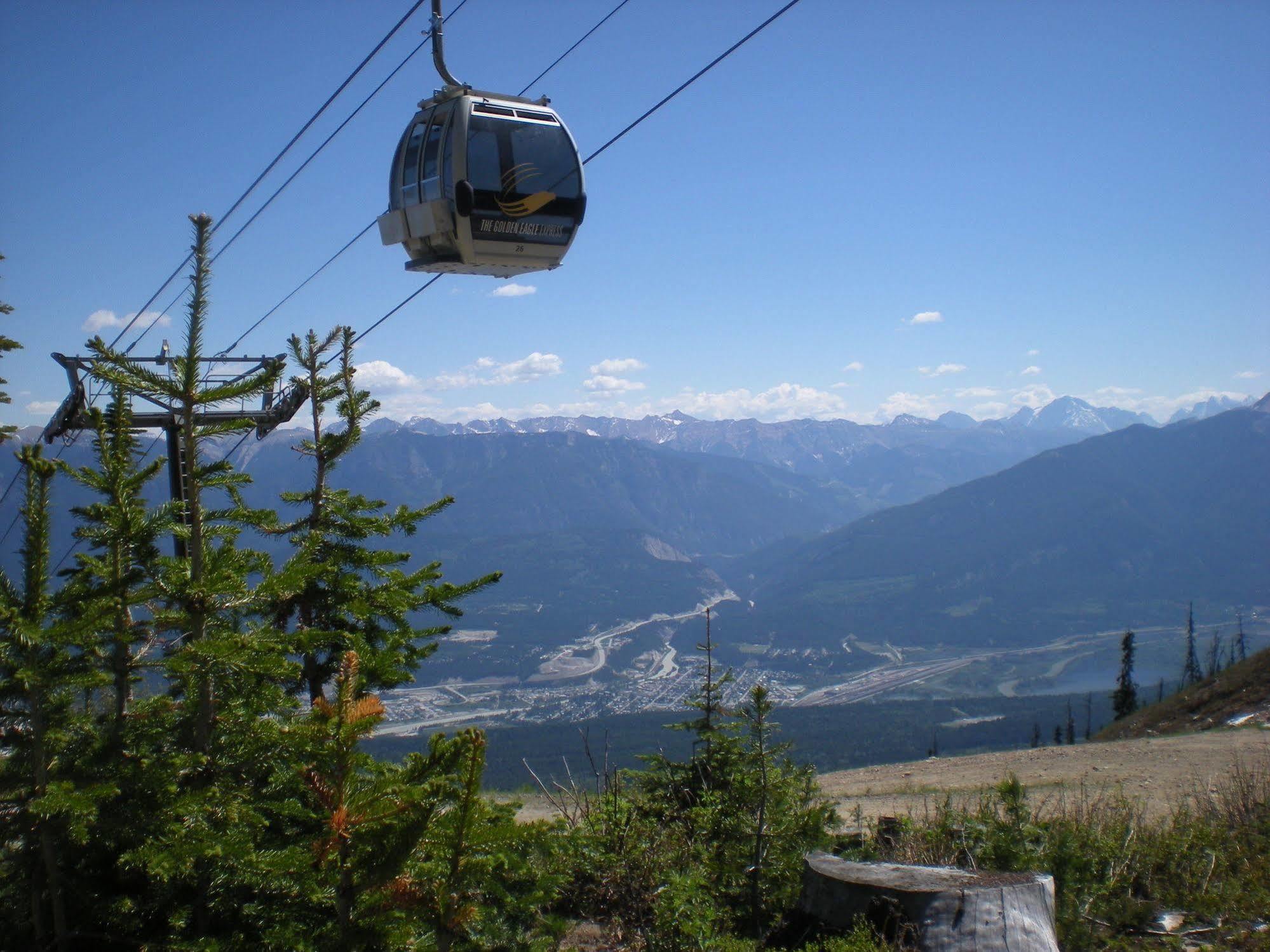 Vagabond Lodge At Kicking Horse Голден Екстер'єр фото